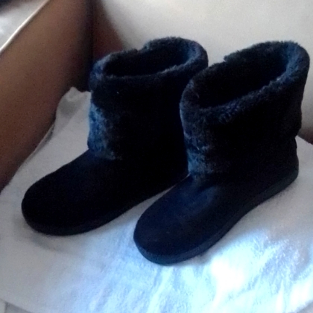 Black faux fur boots